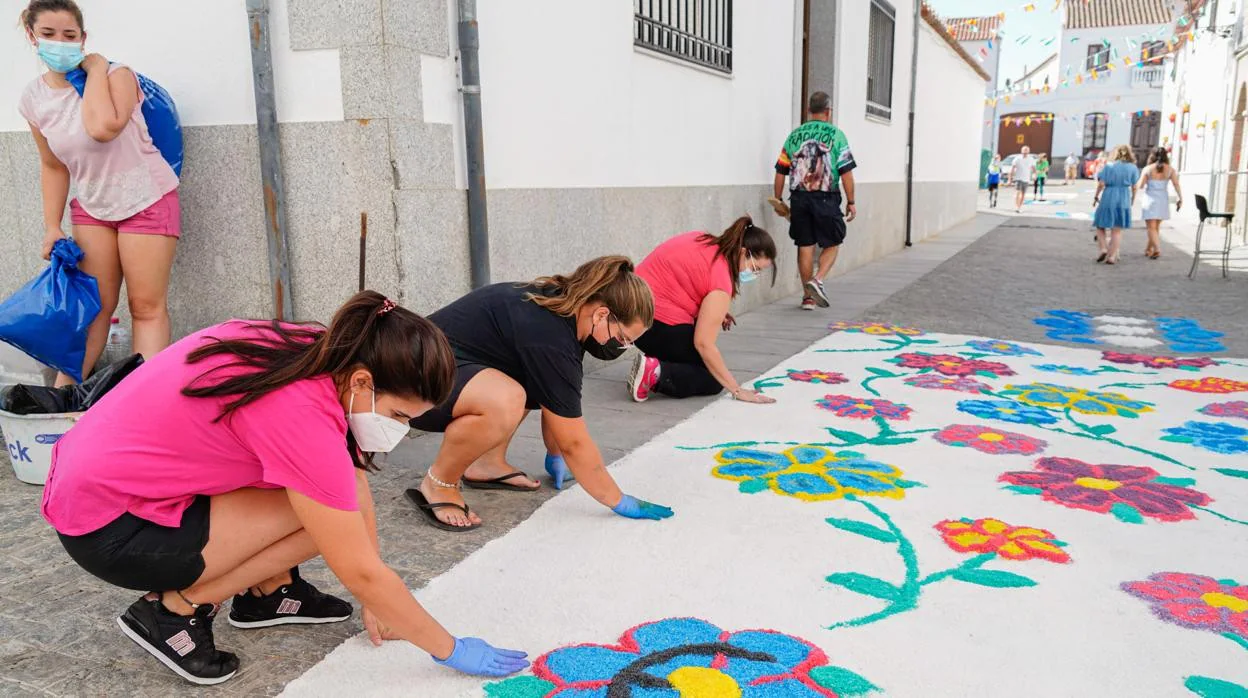 Elaboración de una alfombra de sal en una de las calles de Dos Torres