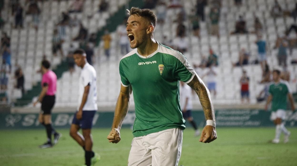 Antonio Casas celebra uno de los goles ante el Rayo Majadahonda