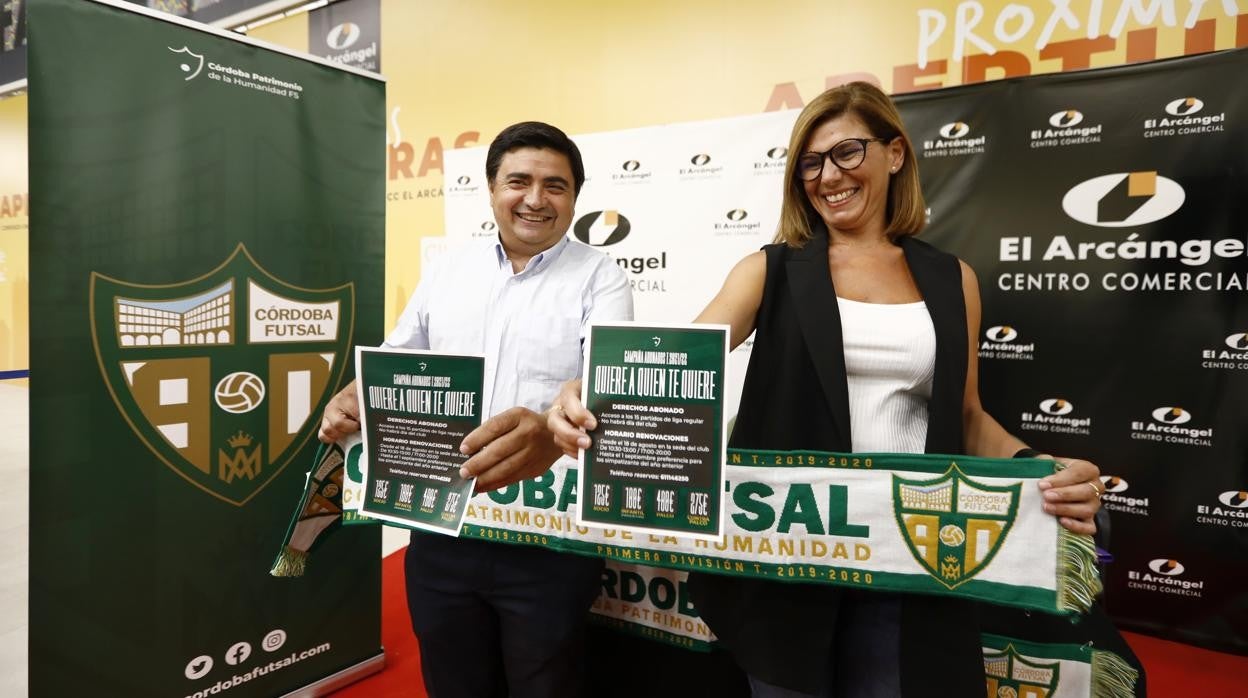 José García Román,junto a la directora del Centro Comercial, en la presentación de la campaña