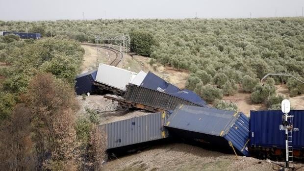 Comienzan los trabajos con maquinaria pesada para despejar la vía de tren entre Montoro y Villa del Río