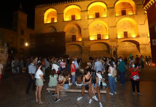 Ambiente en el entorno de la Mezquita-Catedral de Córdoba, esta noche