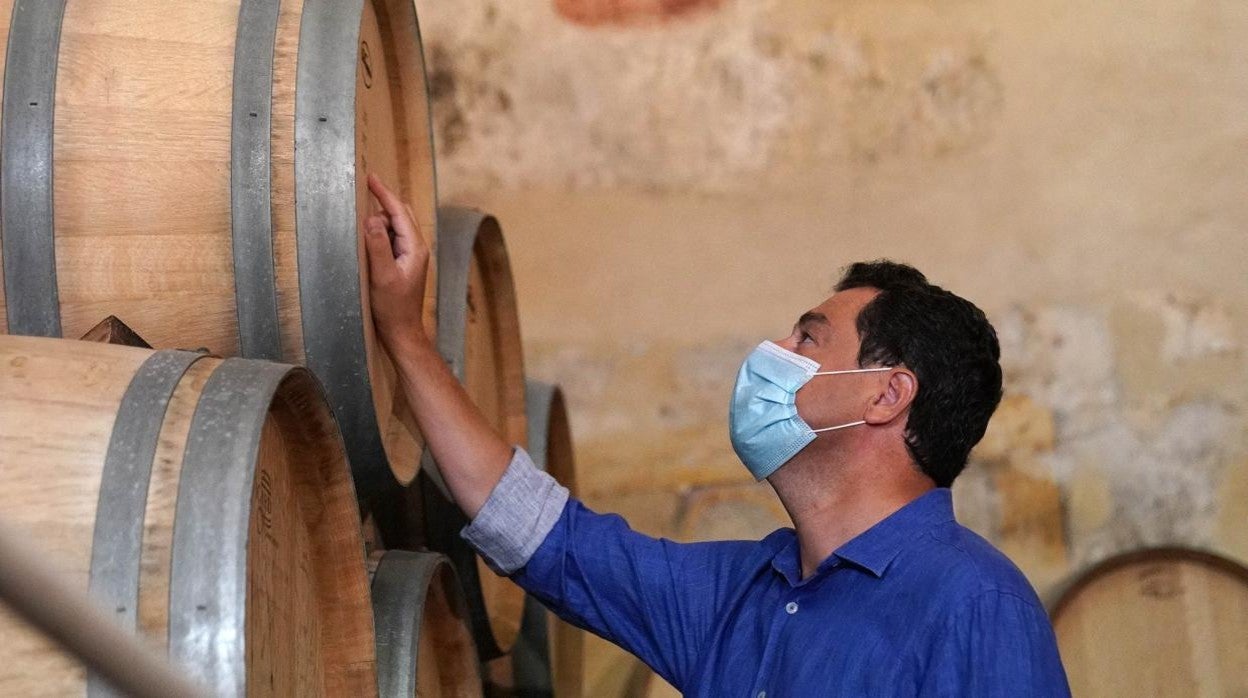 Juanma Moreno, este jueves, en su visita a la bodega Descalzos Viejos de Ronda