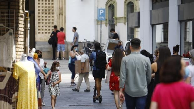 Patinetes y bicicletas podrán circular por ciertas calles peatonales de Córdoba si hay espacio