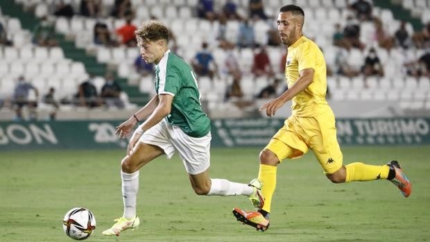 El Córdoba gana al Extremadura en un partido que acabó con cuatro expulsiones (1-0)