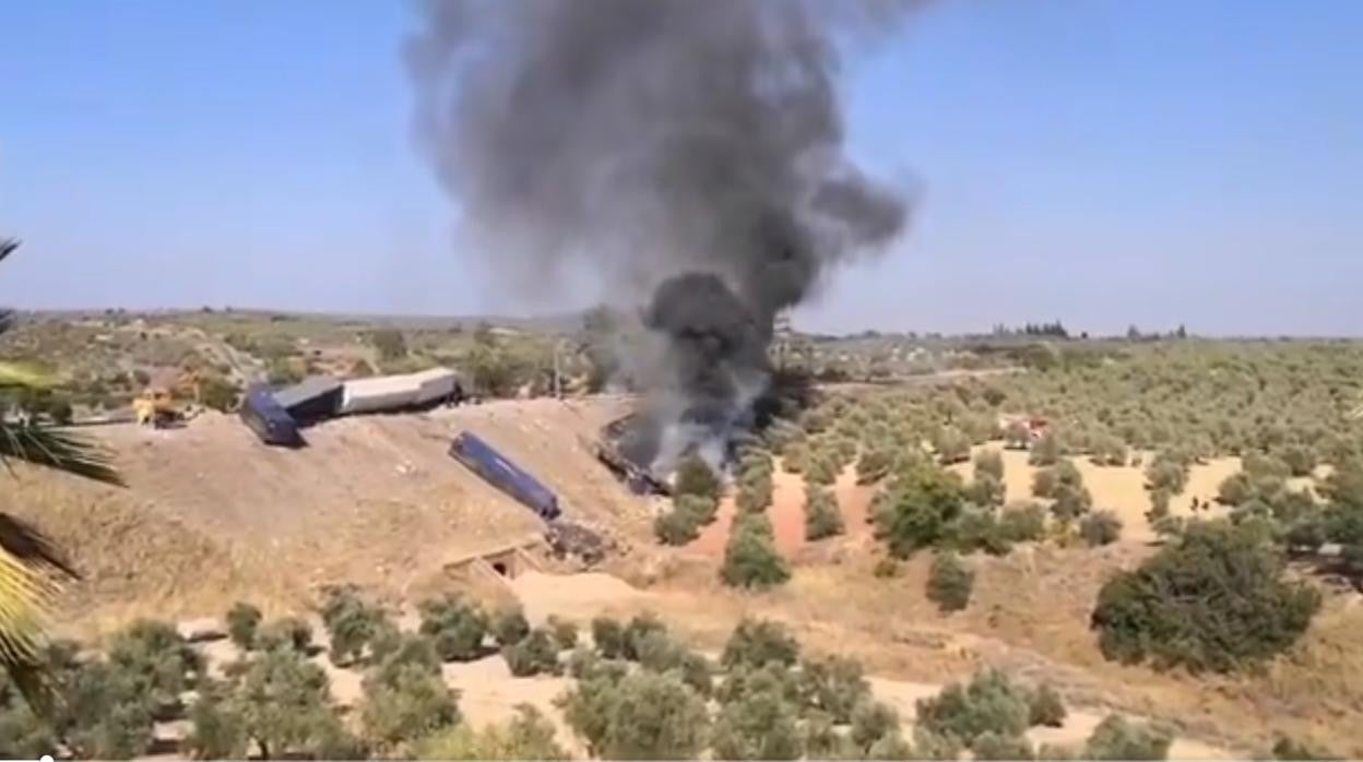 Incendio de uno de los vagones del tren accidentado en Montoro