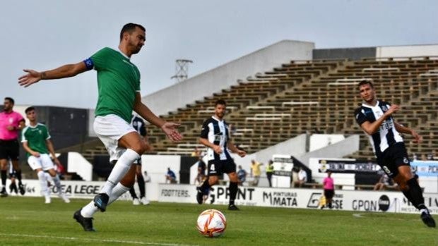 El Córdoba CF cae ante la Balompédica Linense en otro duelo caliente con dos expulsados (2-0)