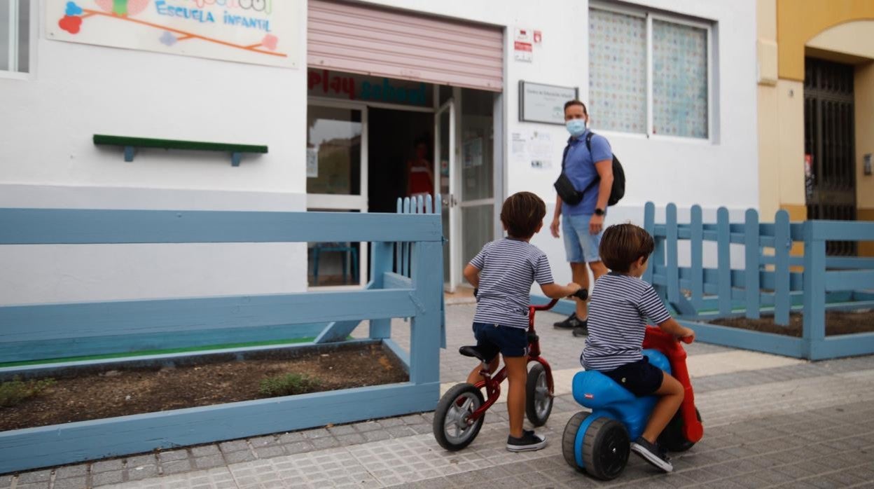 Dos niños se dirigen a una escuela infantil de Córdoba