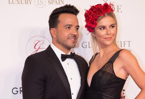 Luis Fonsi con su esposa, Águeda López, en la última gala celebrada