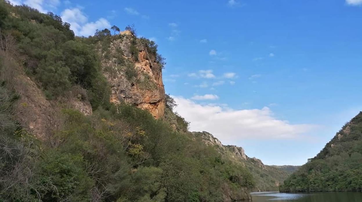 Riscos en el parque natural de Hornachuelos a orillas del río Bembézar