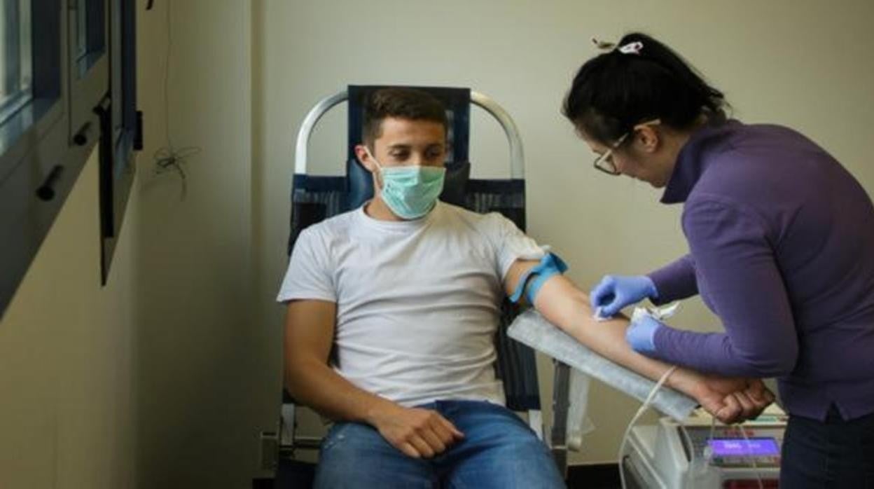 Un joven donando sangre