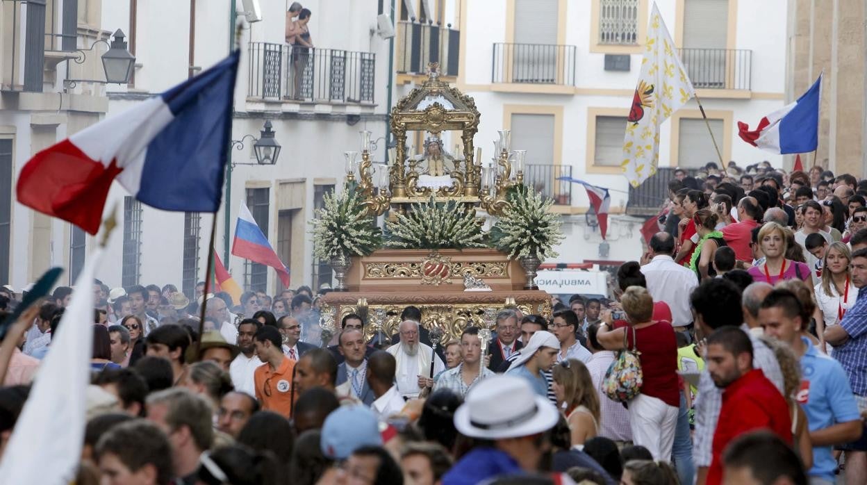 La Virgen del Tránsito, rodeada de banderas, en su procesión del 14 de agosto de 2011