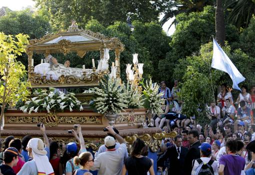 La Virgen de Acá, escoltada por una bandera de Argentina