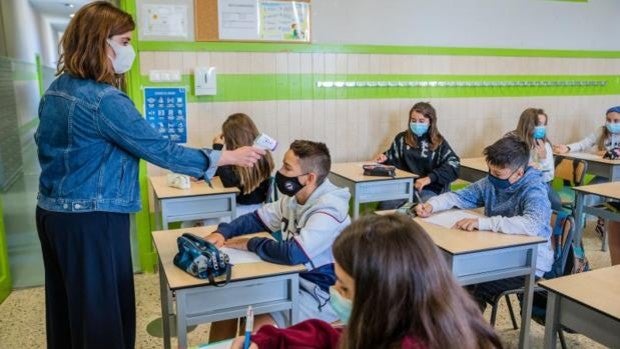 Andalucía invertirá 250 millones en contratar a 5.300 profesores y limpieza este curso escolar