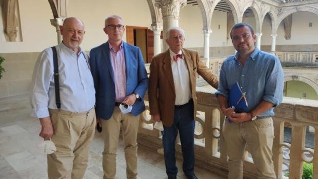 Juan Eslava Galán, el escritor total, encuentra su unicornio en Baeza