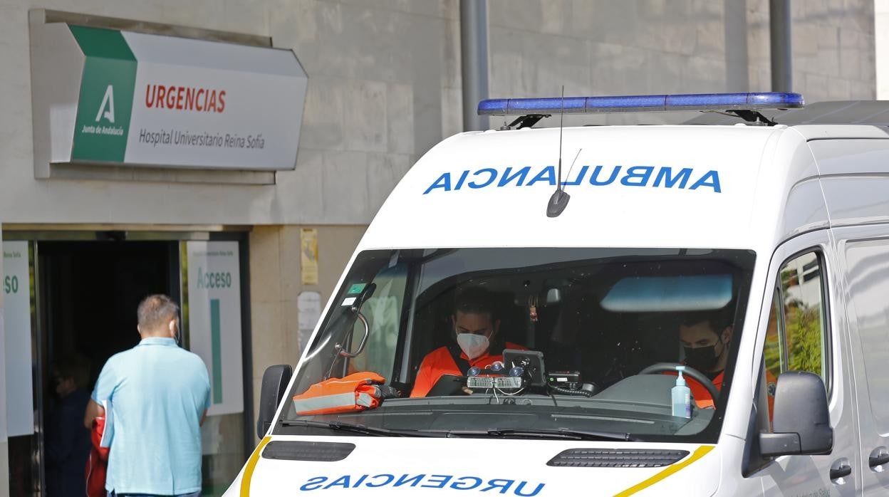 Ambulancia junto al hospital Reina Sofía de Córdoba