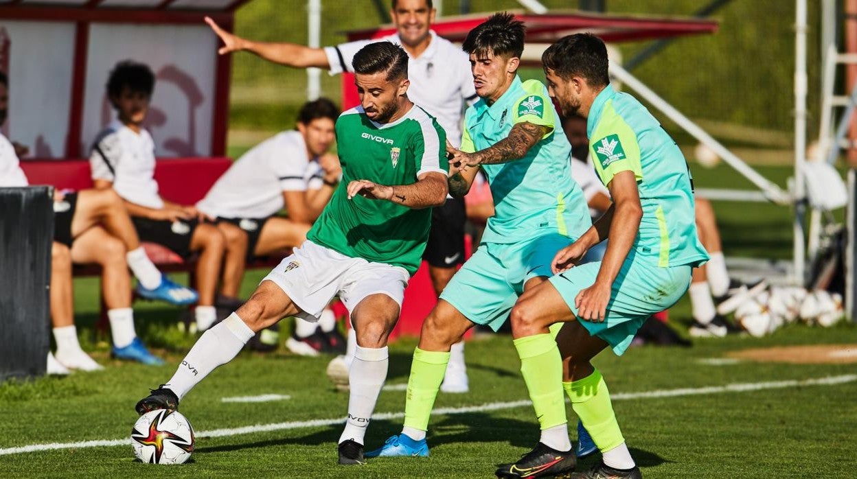 Omar Perdomo, en un lance del partido ante el Recreativo Granada