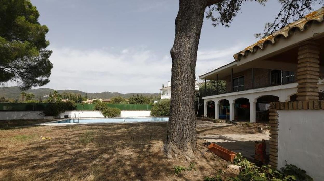 Mansión con piscina okupada en Sansueña este verano