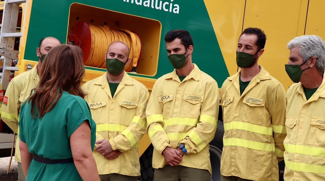 La consejera en Barbate con los miembros del Infoca