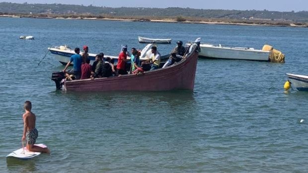 Llega a una playa de Isla Cristina un cayuco con doce inmigrantes