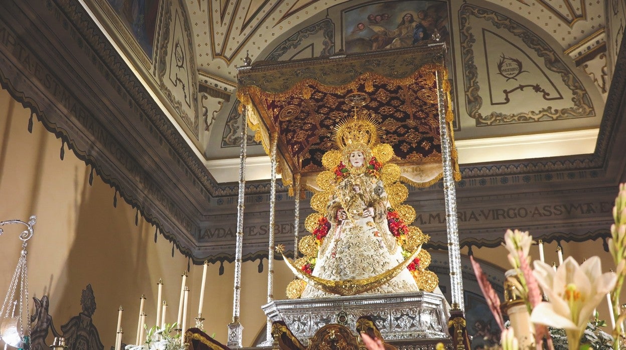 la Virgen del Rocío en el altar mayor de la Parroquia de la Asunción de Almonte