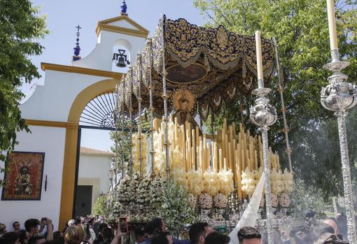 Palio de la Virgen de la Merced, a su salida de la casa de hermandad en 2019