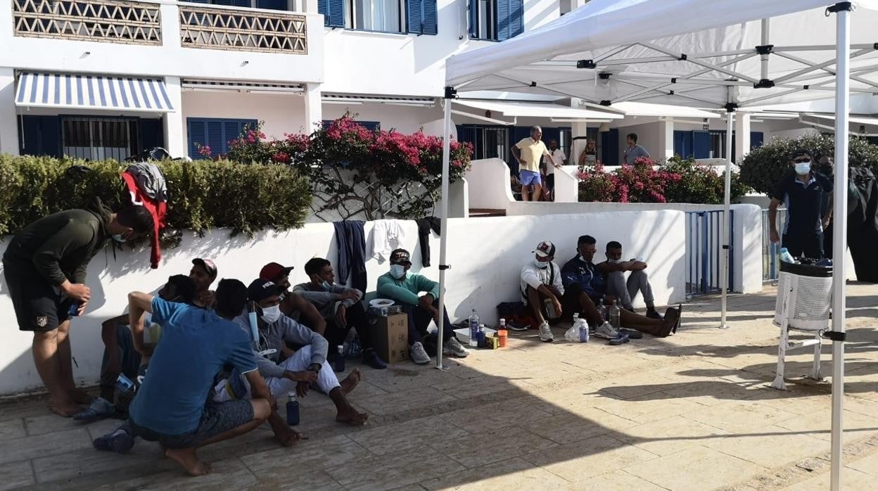 Los inmigrantes, tras alcanzar la Costa, en una carpa habilitada por el Ayuntamiento