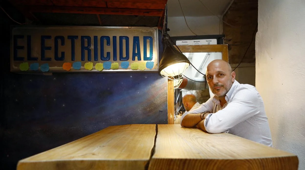 Herminio Membrives, en el bar La Bicicleta de Córdoba, durante la entrevista