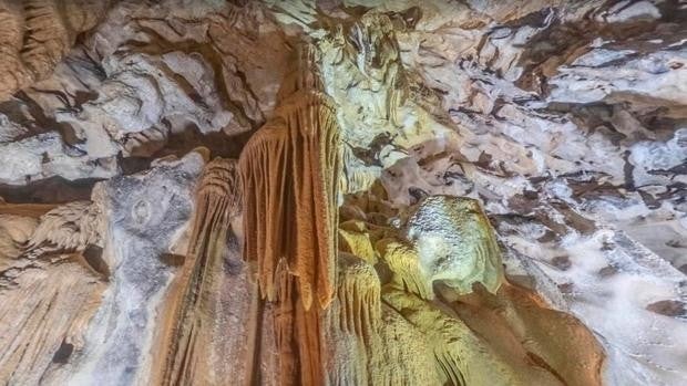 La cueva de La Araña, maravilla natural junto a una cementera en Málaga