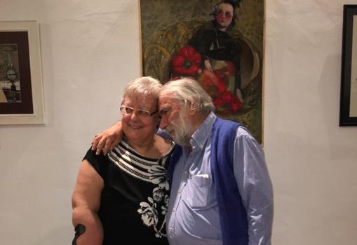 Rafael Aguilera, con su esposa, Isabel Jurado, en una de sus exposiciones