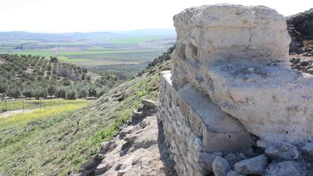 La Acrópolis de Ategua deja ver edificios públicos, religiosos, panaderías y un teatro romano