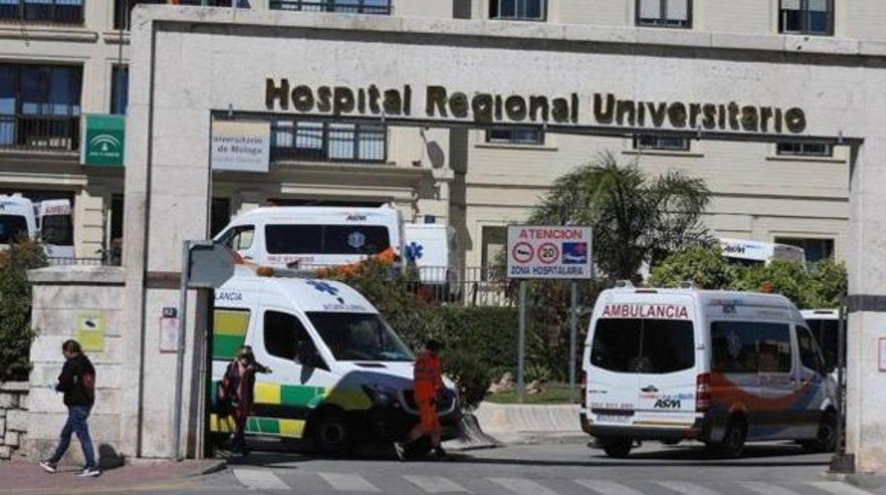 Entrada del Hospital Regional de Málaga