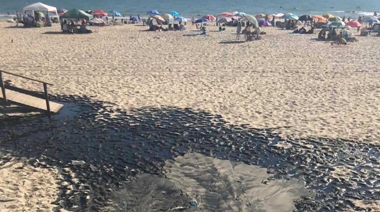 Estado de la playa tras el último vertido de aguas fecales