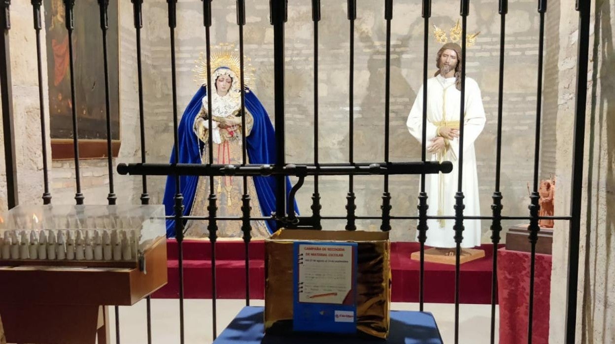 Caja de recogida de material escolar ante la capilla de la prohermandad de la Bondad