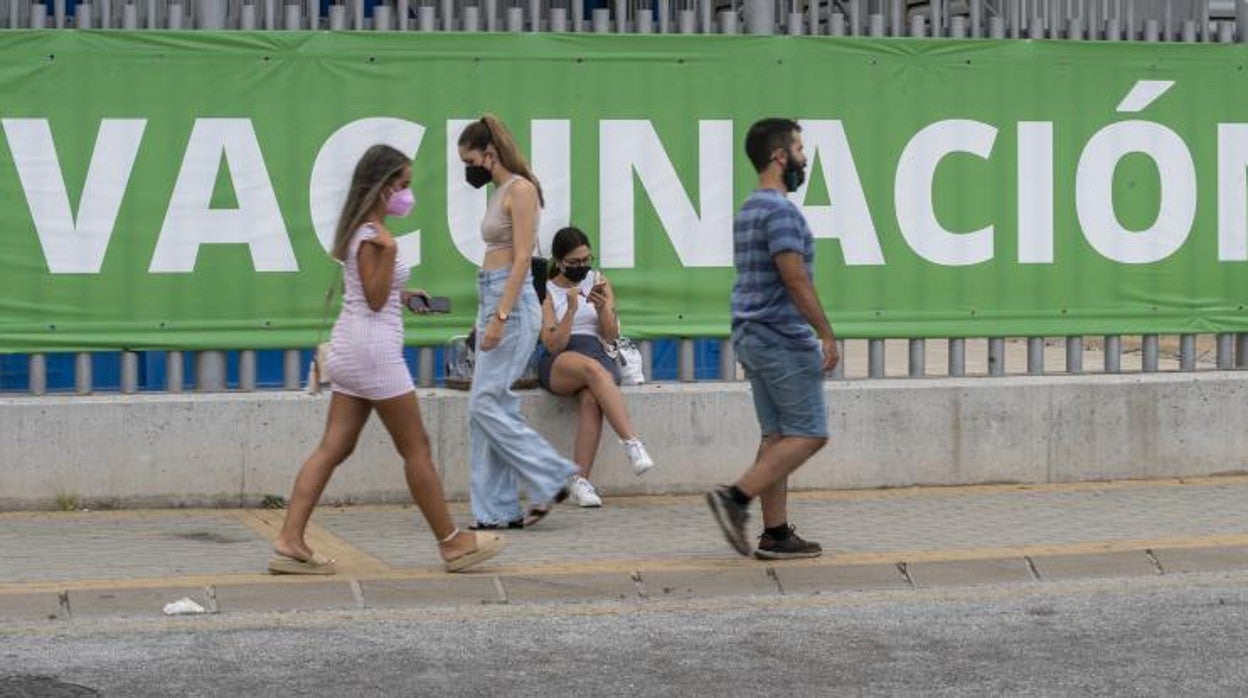 Jóvenes acuden a un punto de vacunación anti Covid en Málaga