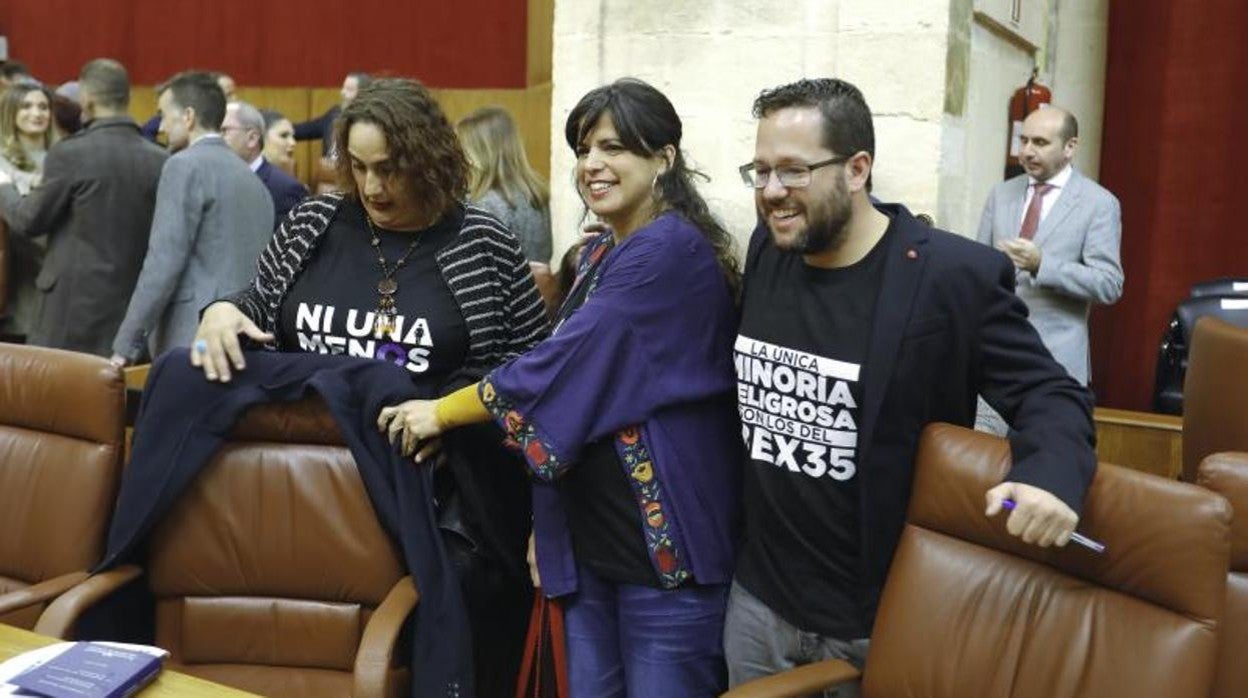 José Ignacio García Sánchez, diputado no adscrito, junto a Teresa Rodríguez y Ángela Aguilera