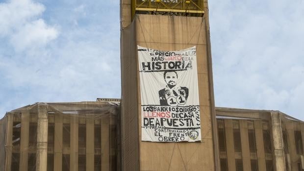 Pancarta contra el ministro de Consumo, Alberto Garzón, en Málaga: «La luz no para de subir»