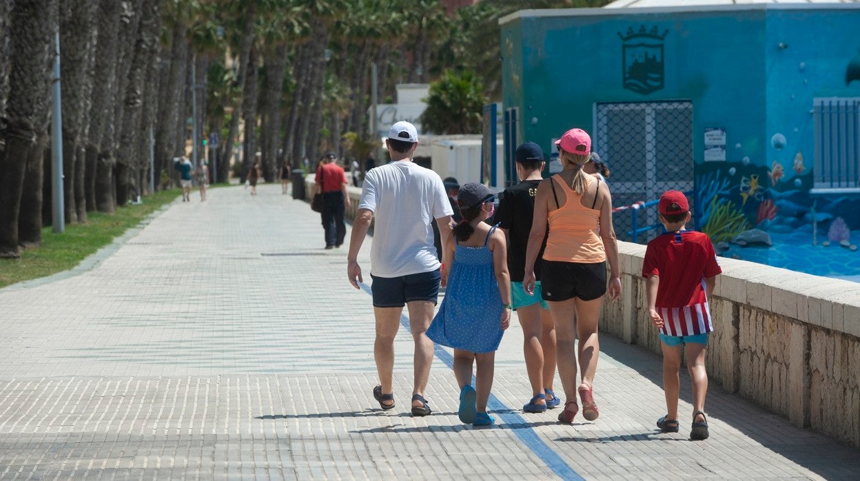 Una familia camina por el Paseo Marítimo Pablo Ruiz Picasso