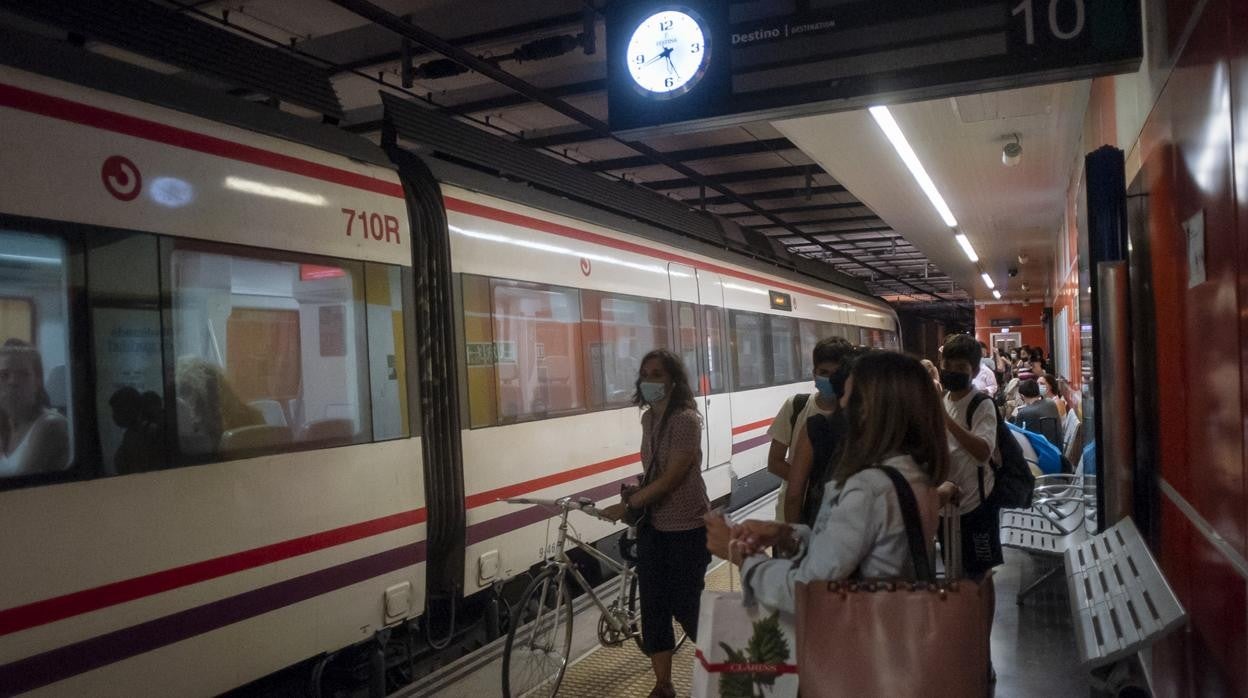 Pasajeros esperando el tren Málaga-Fuengirola