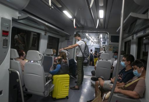 Pasajeros en el interior del tren de Málaga a Fuengirola