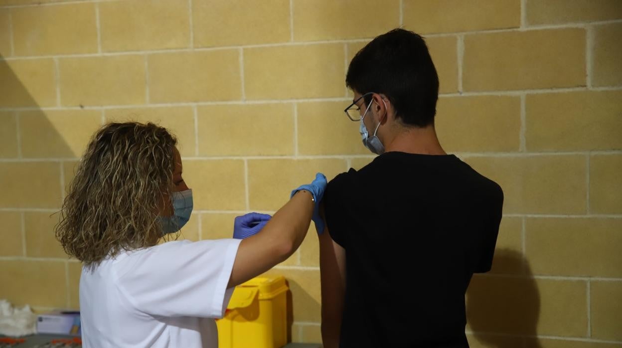 Un joven se vacuna en el Palacio de los Deportes Vista Alegre de Córdoba