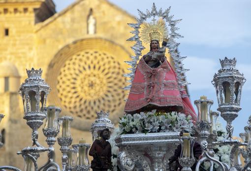 Nuestra Señora de Villaviciosa, en procesión en 2018, con San Lorenzo detrás