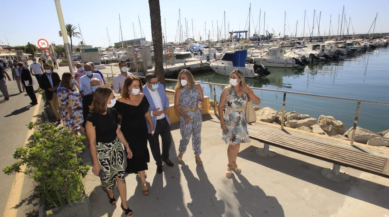 Las consejeras Marifrán Carazo y Carmen Crespo, este viernes en el puerto de Caleta de Vélez junto a autoridades provinciales y locales