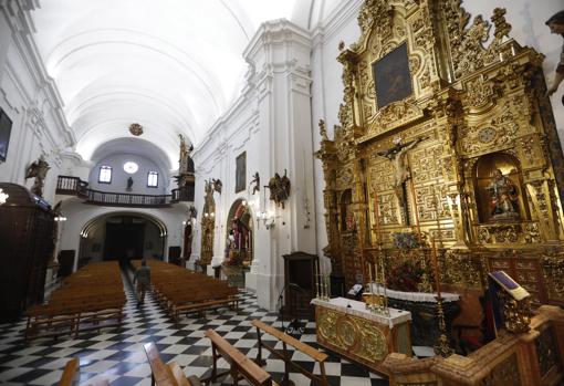 Retablo del Cristo de la Salud a la derecha, con el coro al fondo de la imagen