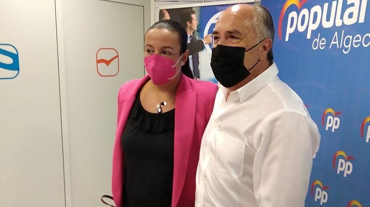 Laura Ruiz y José Ignacio Landaluce, este viernes en la sede del PP de Algeciras