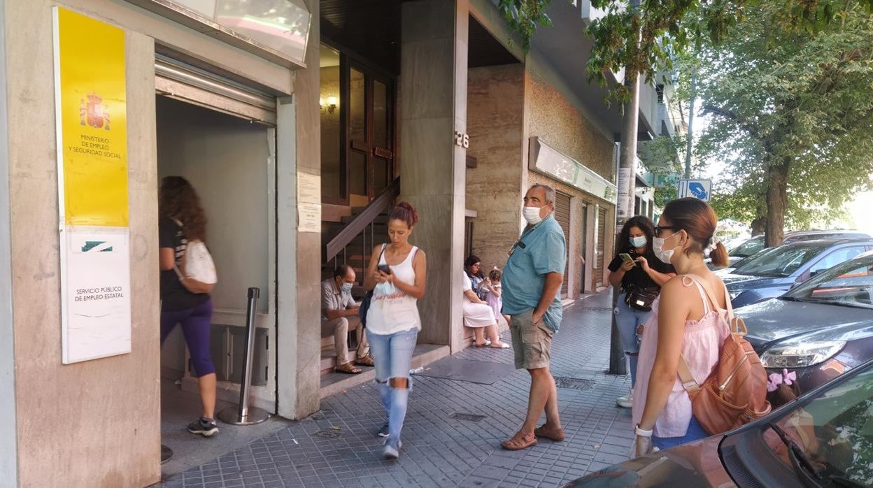 Varias personas, ayer esperando su turno ante la oficina del SAE de Colón en Córdoba