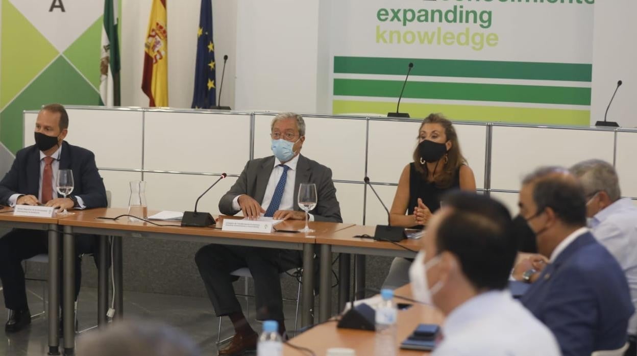 El consejero de Universidades, Rogelio Velasco, este viernes reunido con los rectores andaluces