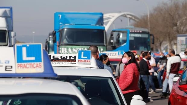 Dos hombres conducen sus propios vehículos para ir a examinarse del carné en Jaén