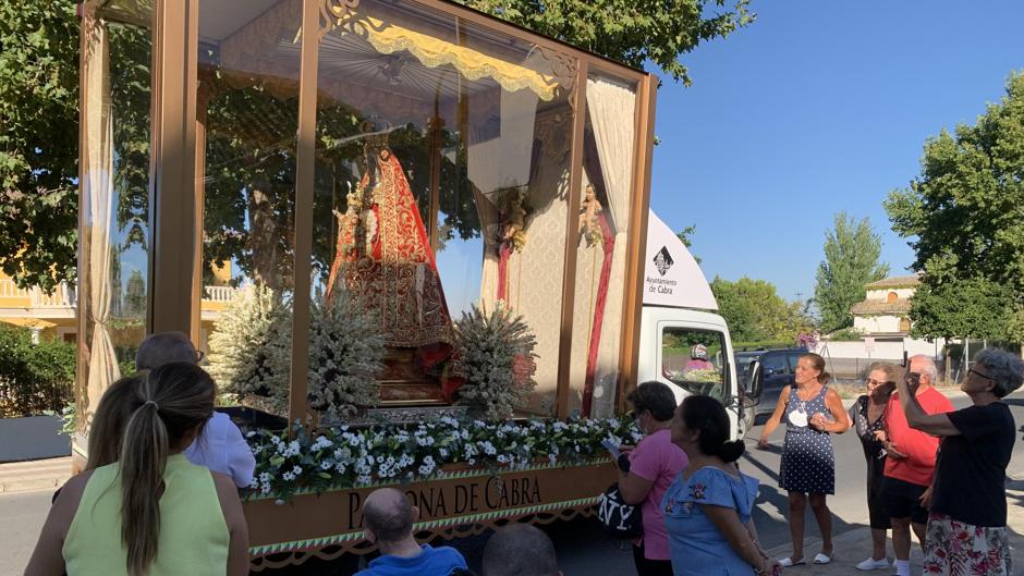 Cabra vive otra atípica 'Bajá' de la Virgen de la Sierra