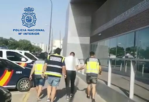 En julio de 2020, policías nacionales conducen a El Pantoja hasta los calabozos