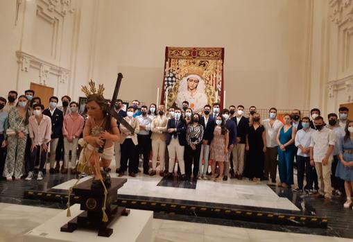 Fotografía de familia del Grupo joven de la O con algunos de los artistas